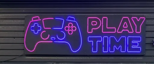 Неоновая вывеска магазина Play Time